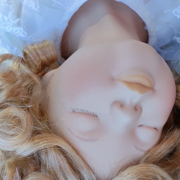 Porcelain angel doll - Picture 2 of 10